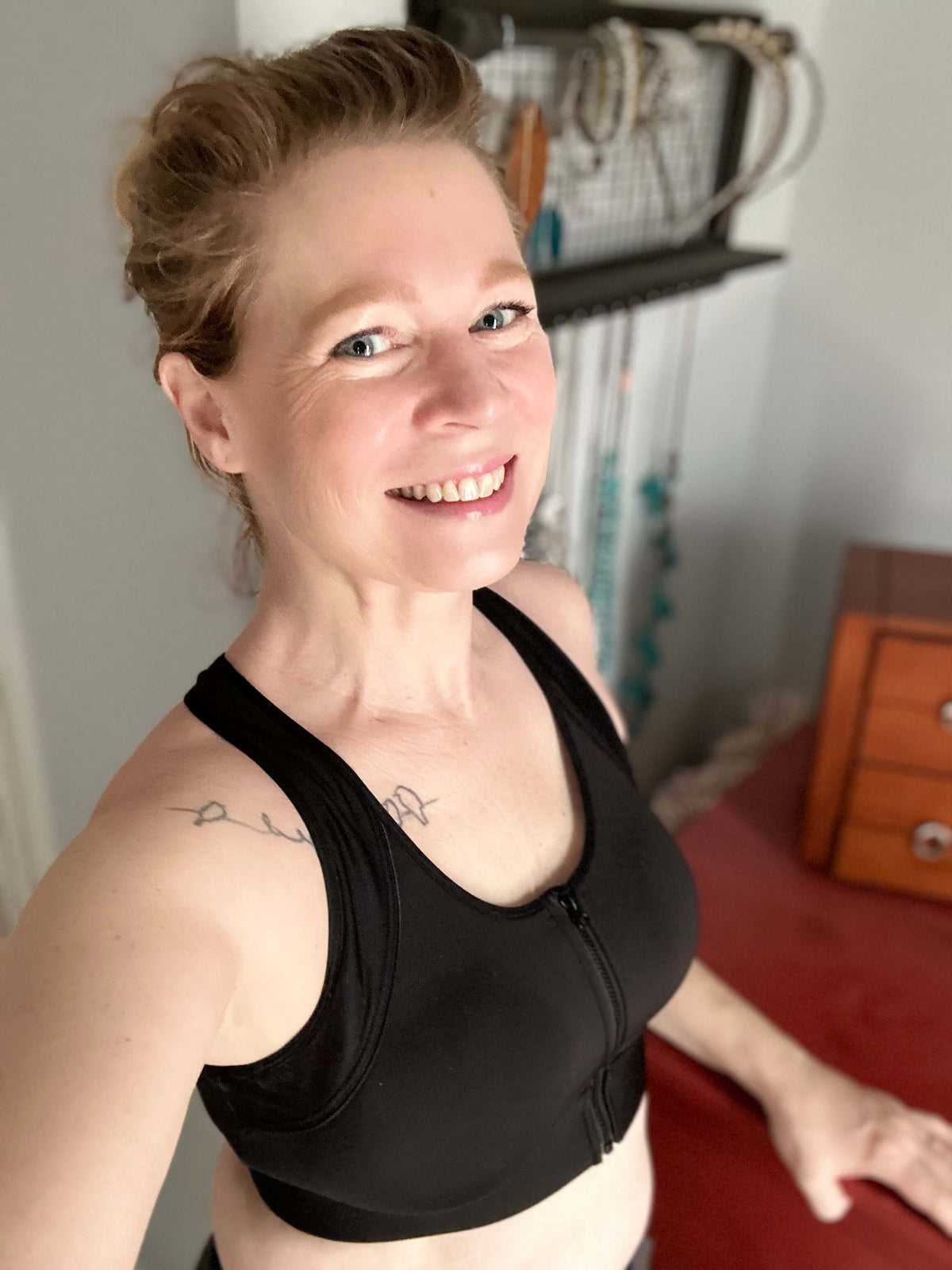 Meadow Hero Wireless Front-Zip Sports Bra – Black